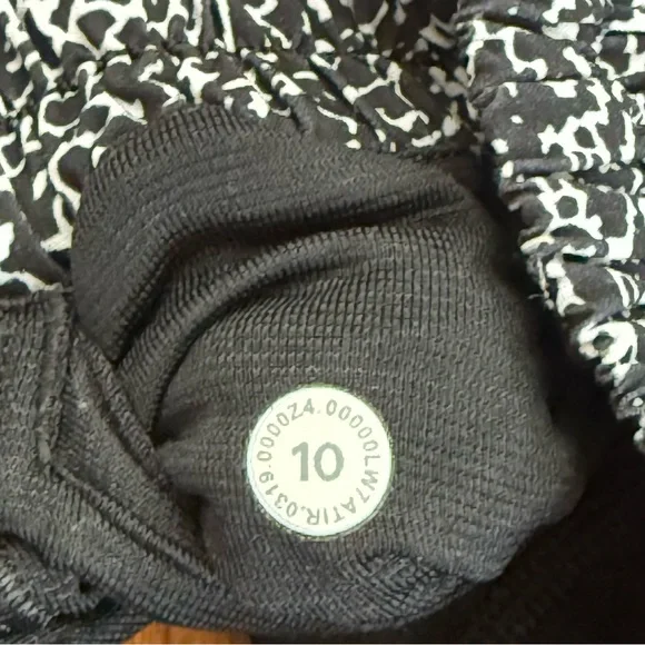 Lululemon Hotty Hot Short II 2.5" in Polar Shift Inverse Alpine White Black 10 - Picture 13 of 14